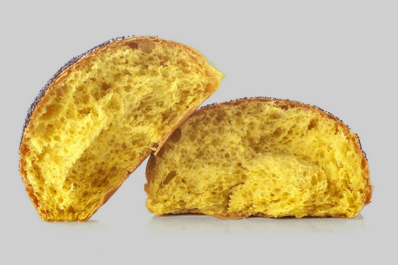 Panino giallo tagliato a metà